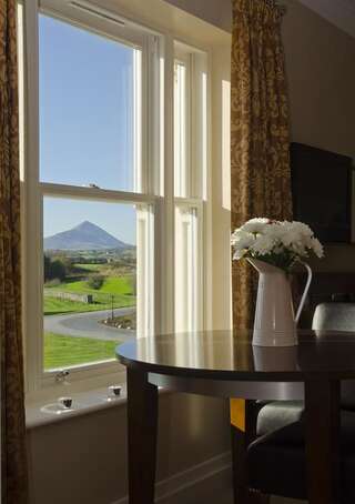 Отель Westport Country Lodge Hotel Уэстпорт Номер с кроватью размера «king-size» и видом на горы-5